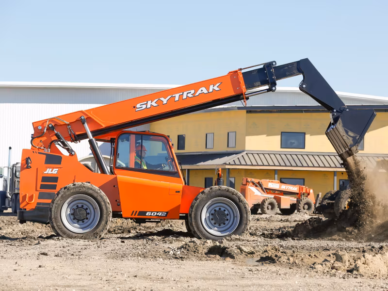 2025 SkyTrak 6042 - Image 2