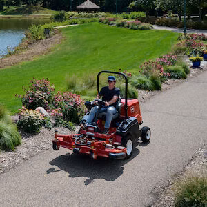 2026 Toro Groundsmaster® E3300 (31802) 9