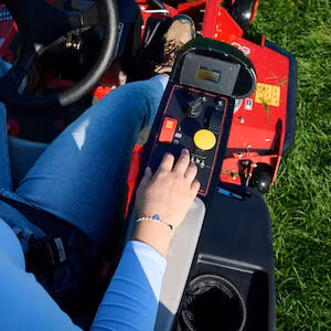 2025 Toro Groundsmaster® e3300 (31802) - Image 11